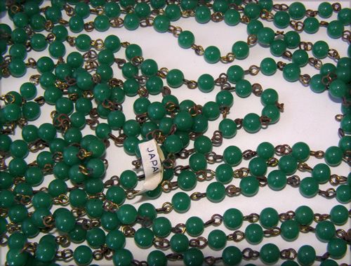   GORGEOUS VINTAGE GREEN JAPANESE GLASS BEAD NECKLACE OPEN STRAND, WOW