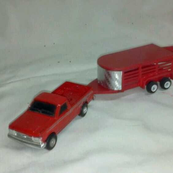 HOG/SHEEP TRAILER 1/64 SCALE WITH FORD PICKUP  