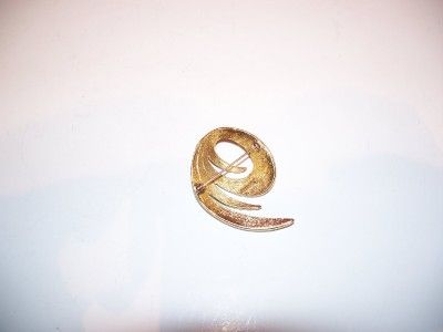 VINTAGE MONET GOLD TONE & ENAMEL PIN/BROOCH BEAUTIFUL  