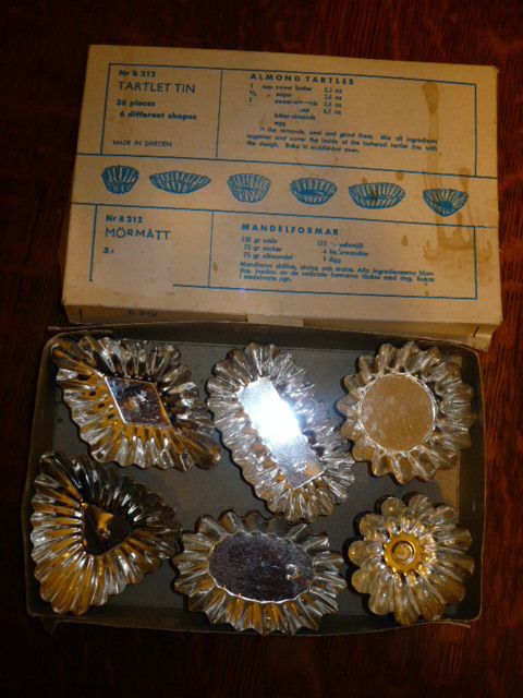 VINTAGE MORMATT SWEDEN TARTLET TINS & BOX, 24 IN ALL  