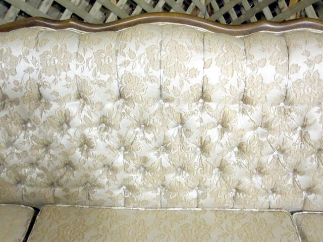 Vintage French Style 1970s Sofa Couch Excellent Condition Button Tuft 