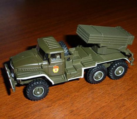 72 BM 21 Soviet Military Vehicle Die Cast model & Magazine 33 