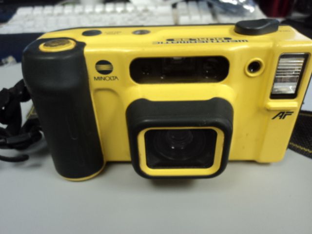 MINOLTA WEATHERMATIC DUAL 35 POINT AND SHOOT CAMERA  