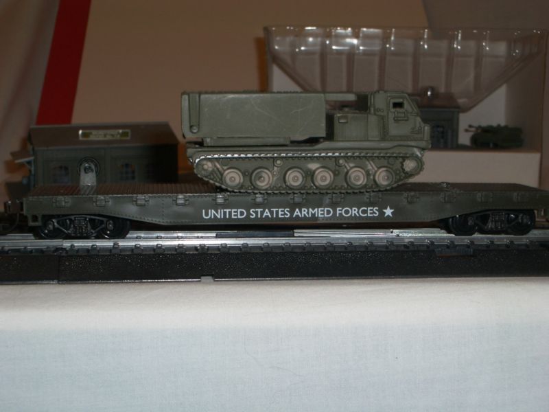 HO US ARMY MLRS TRACTOR BOLEY ON 50  USA FLAT CAR  